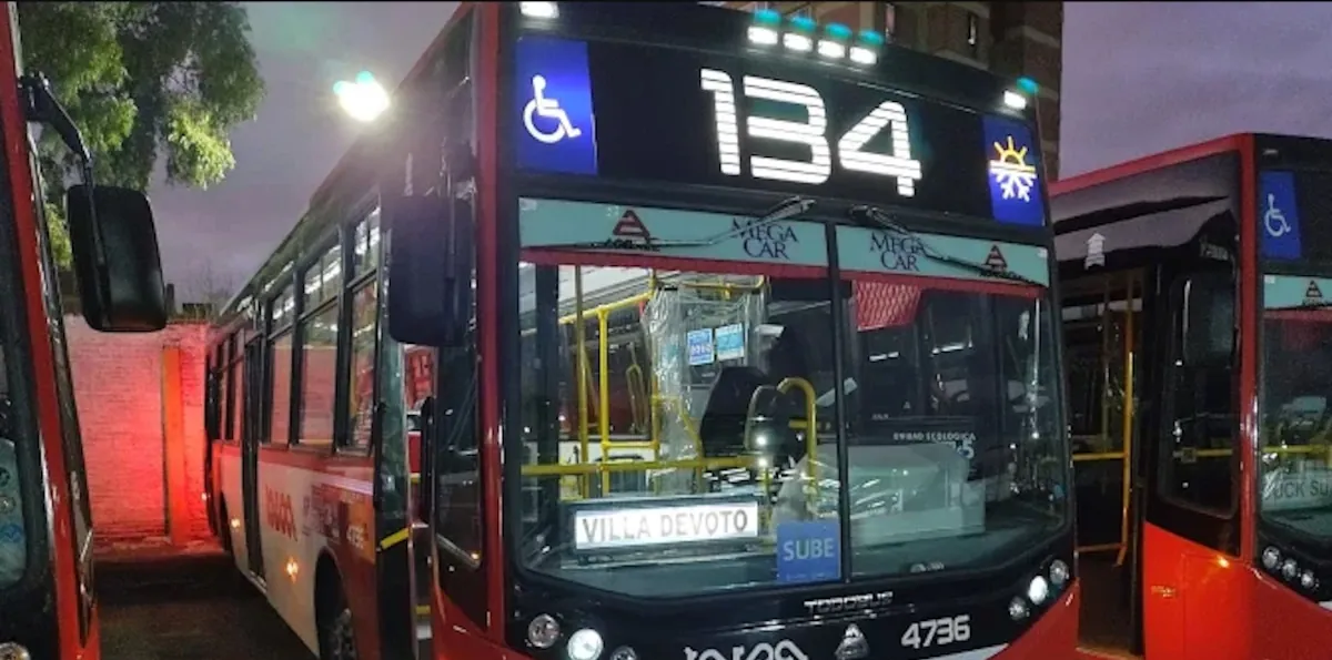 Una joven murió en Villa Devoto tras bajar del colectivo y ser atropellada: se le enganchó la mochila