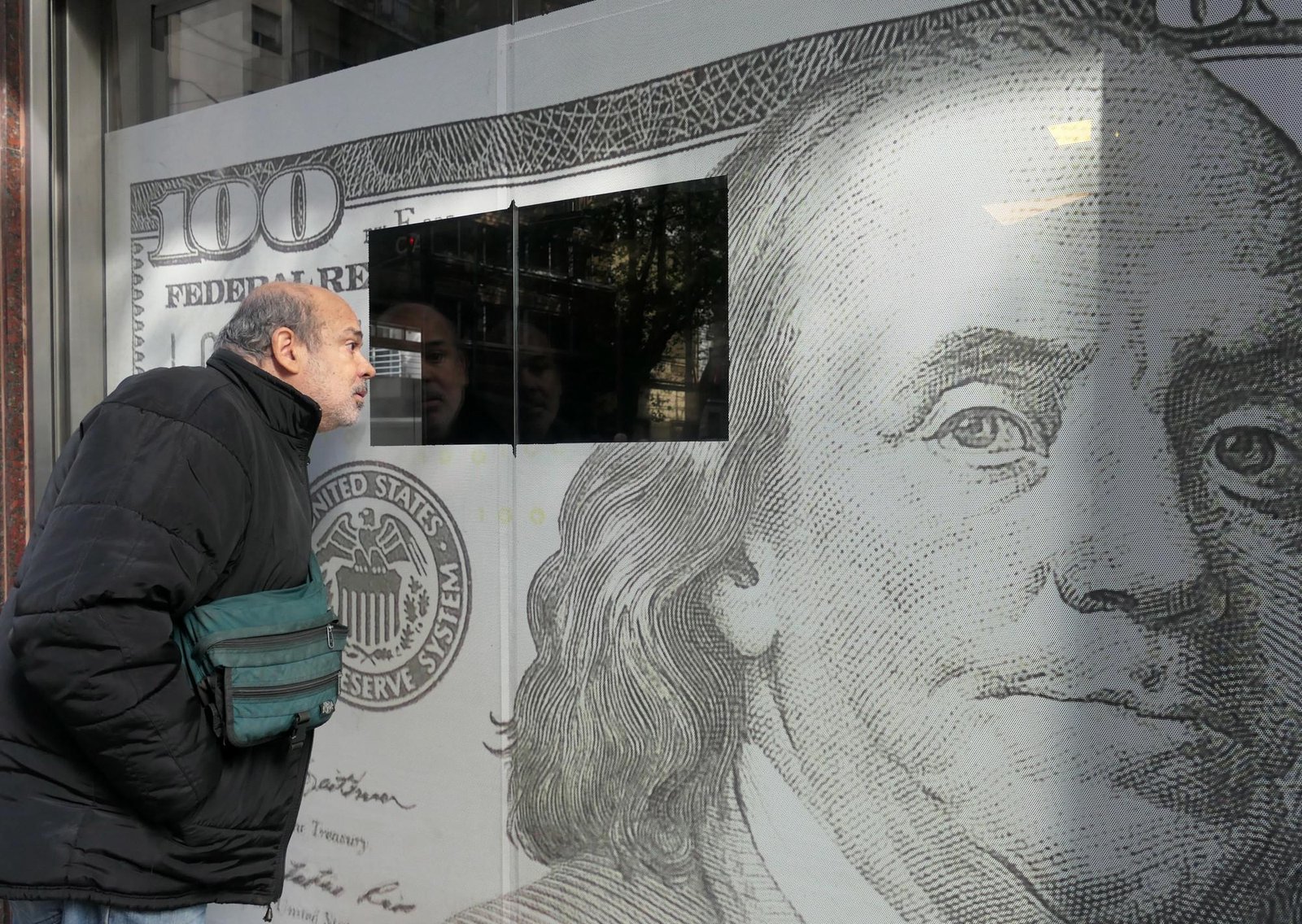 En 2025 ahorristas particulares compraron la mayor cantidad de dólares de los últimos 22 años: más de US$ 32.000 millones