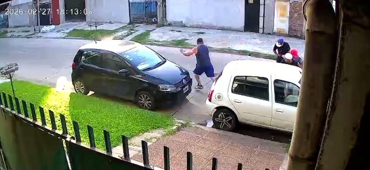 Video: en un robo, le dispararon por la espalda a un policía de civil que ya había entregado su auto