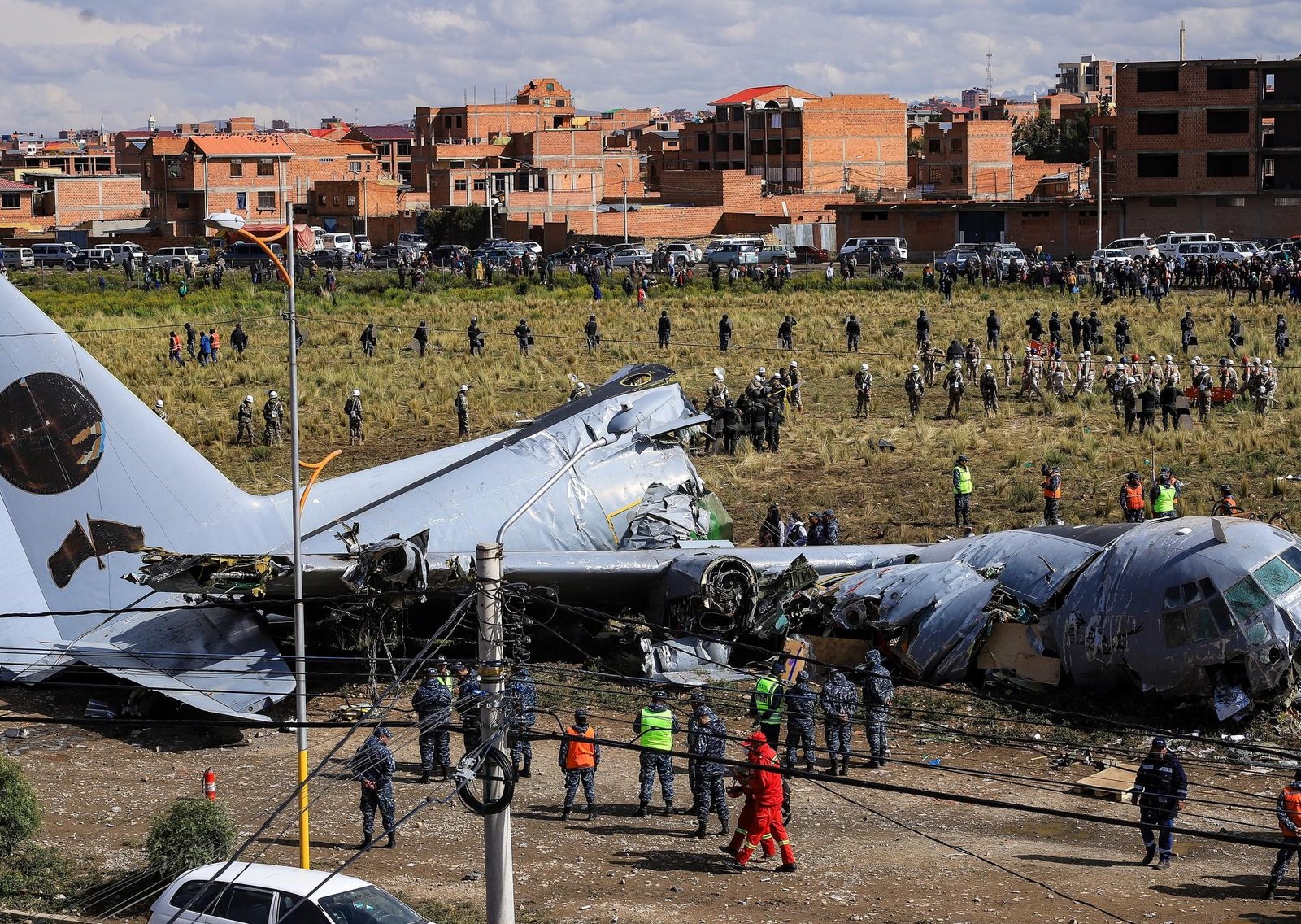 "La gente se quiere llevar todo el dinero": el video de los disturbios y manguerazos de agua tras la caída de un avión que transportaba billetes en Bolivia