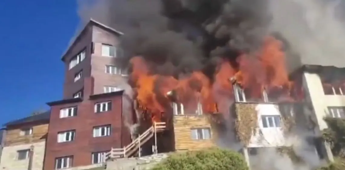 Incendio en Bariloche: se prendió fuego el histórico Hotel Huemul frente al lago Nahuel Huapi