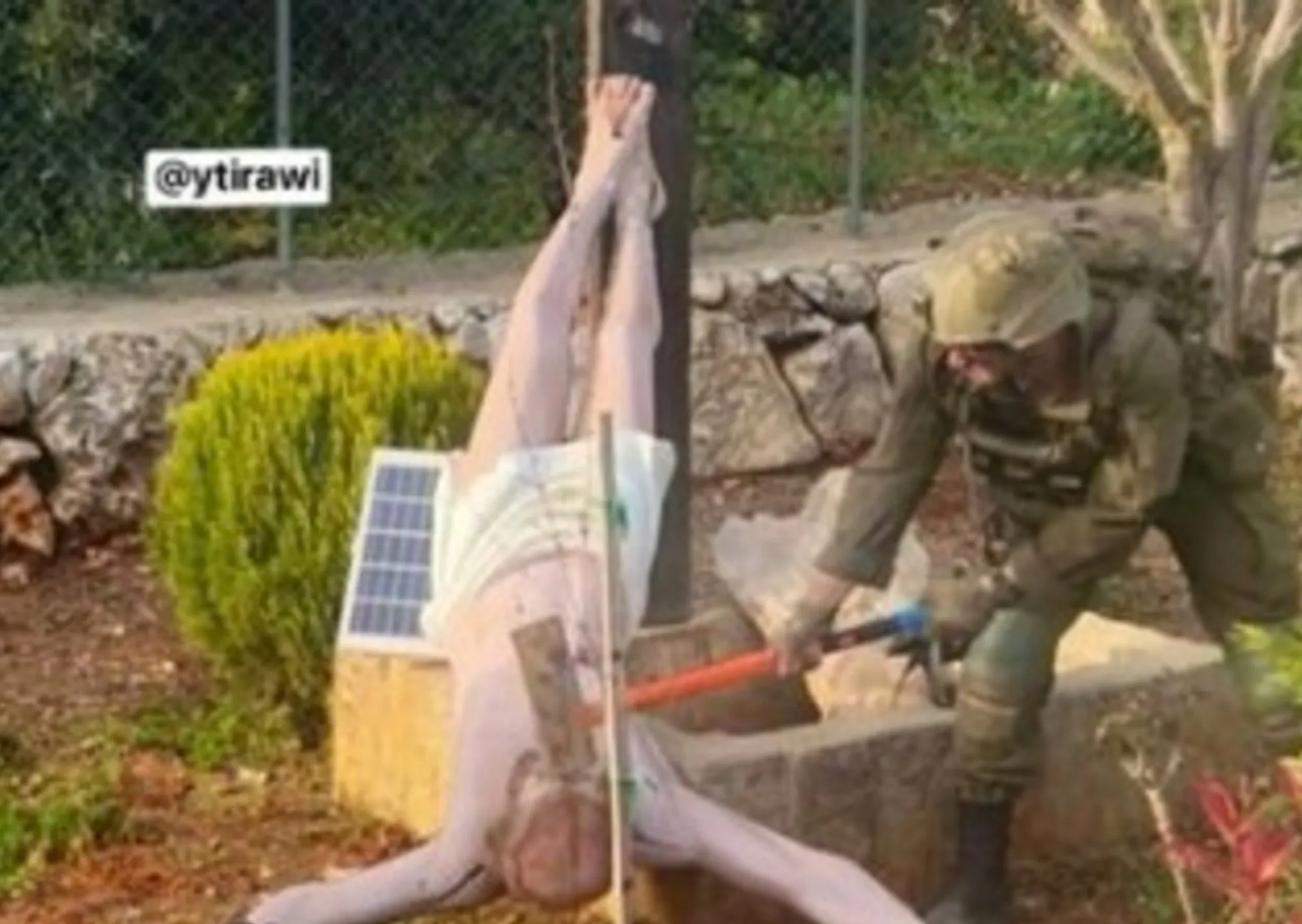 Un soldado de Israel destrozó a martillazos un Cristo en el Líbano: Benjamin Netanyahu salió a repudiarlo