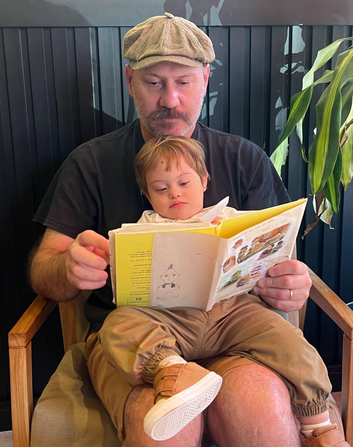 Es dibujante, tiene un hijo con Síndrome de Down y cuenta sus experiencias a través del arte: “Me abraza y para de llorar”