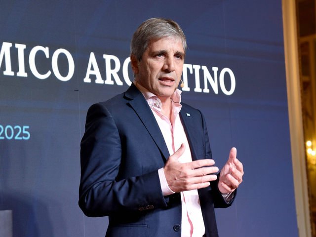 Crece la guerra de Luis Caputo con los intendentes: ahora publicГі una web con las tasas que cobra uno