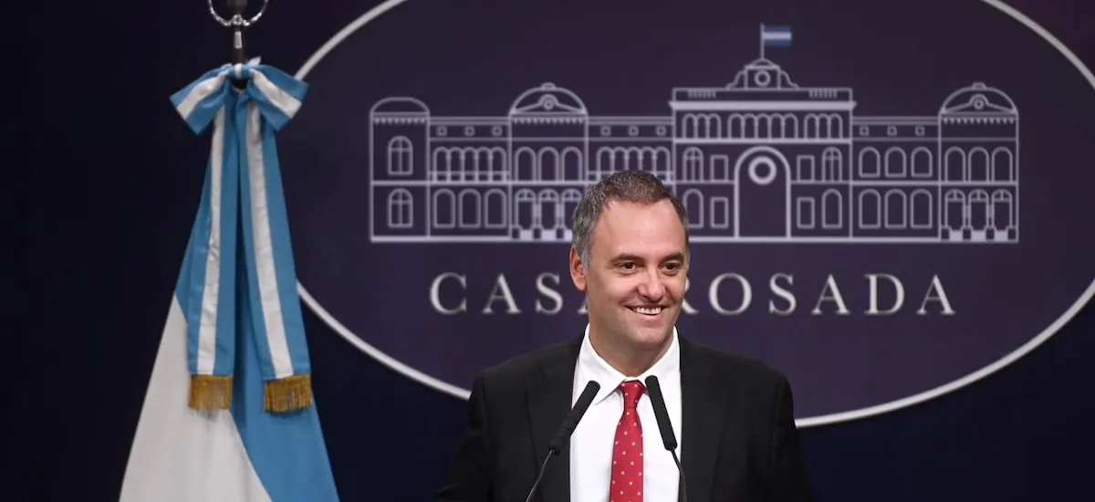 El vuelo de Adorni a Punta del Este: declara como testigo en Comodoro Py el broker que vendió el pasaje