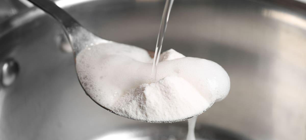 Mezcla de agua oxigenada y bicarbonato: para qué sirve y cómo funciona esta mezcla para una limpieza profunda del hogar