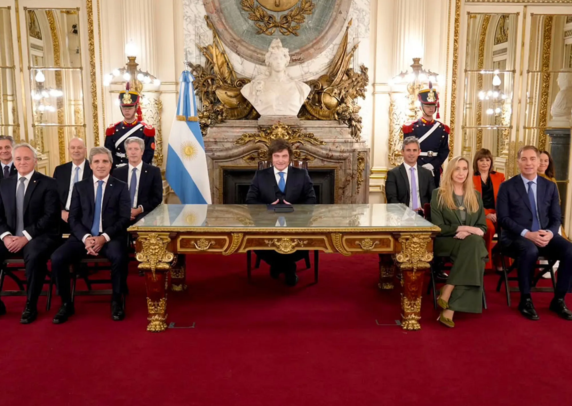 El Gobierno fija límites al gasto: si hay déficit, frenará pagos en el Estado y no emitirá dinero