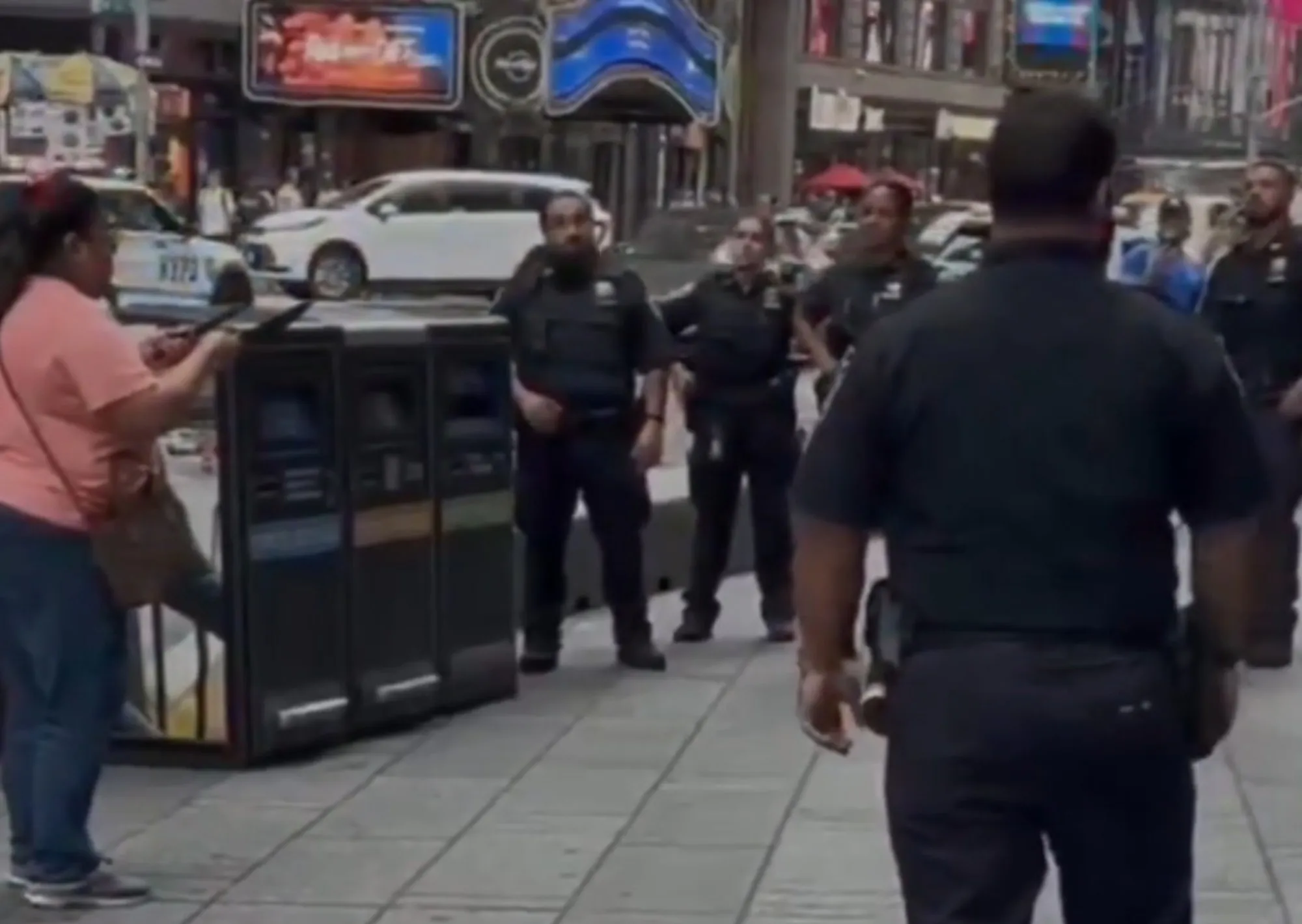 Ataque en Times Square: armada con dos cuchillos, mató a una persona, hirió a otra y fue abatida por la Policía