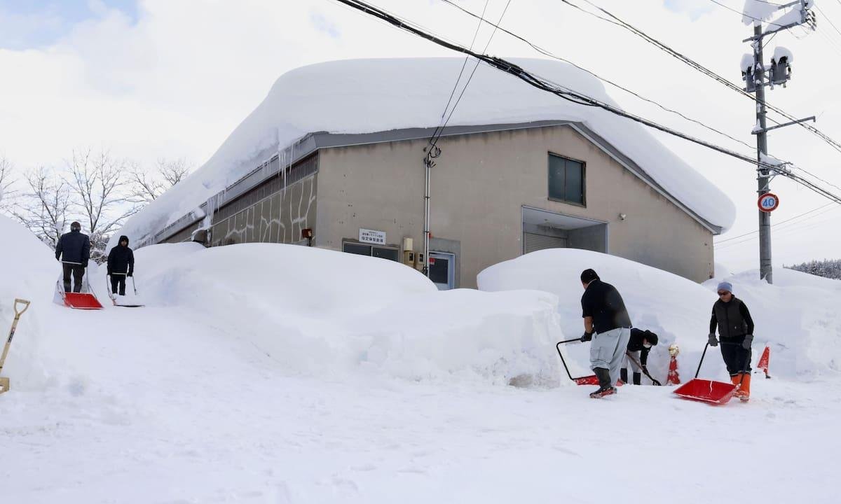 El norte de Japón sufre nevadas letales entre alertas de más nieve