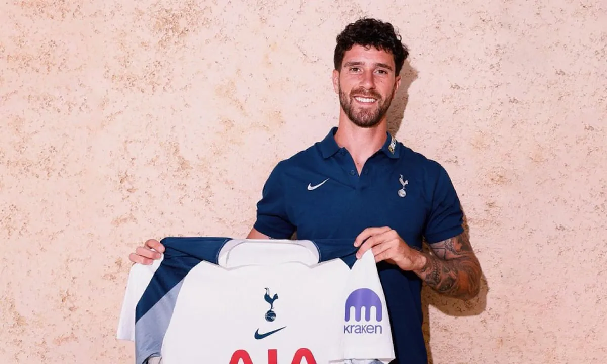 Marcos Senesi fue confirmado como nuevo jugador de Tottenham, con un video protagonizado por Osvaldo Ardiles