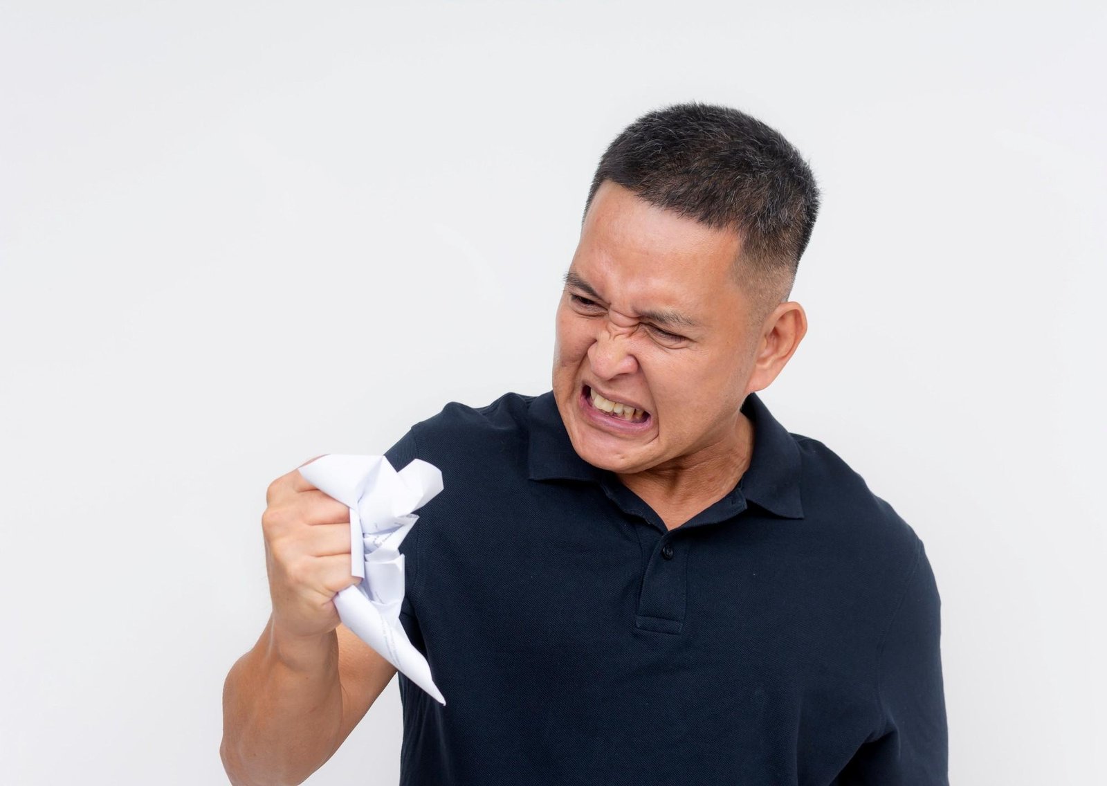 Cuando te faltan el respeto, la gente inteligente no explota: hace estas 5 cosas (y una frase lo resume todo)