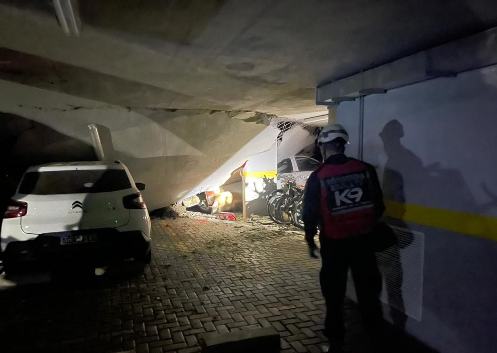 "Gritaban que había gente atrapada y abajo estaba todo destruido": testimonios de una madrugada de terror por el derrumbe en Parque Patricios