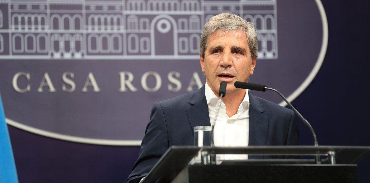 Luis Caputo volvió a cruzar a los empresarios de la industria textil por los precios de la ropa con una frase desafiante: qué dijo