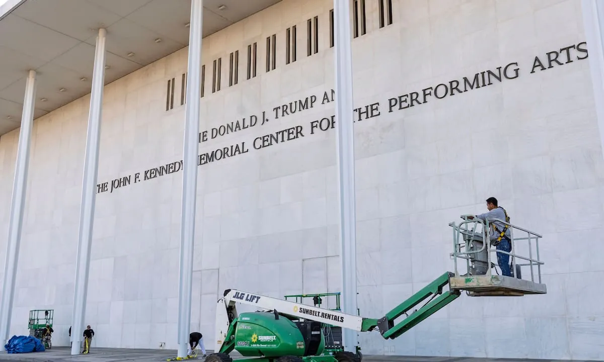 Un juez federal le ordena a Trump retirar su nombre del famoso Kennedy Center