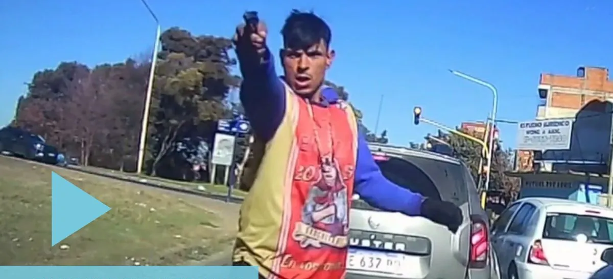 Momento de terror: el grito de esta mujer cuando un delincuente le apuntó con el arma para robarle el auto