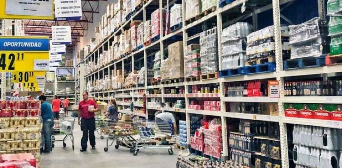 Las ventas en mayoristas y supermercados volvieron a caer en junio, según el INDEC