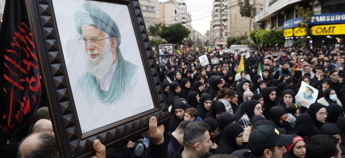Del legado de Ruhollah Jomeini a la era Jamenei: cómo cambió la estrategia del régimen y qué puede pasar ahora