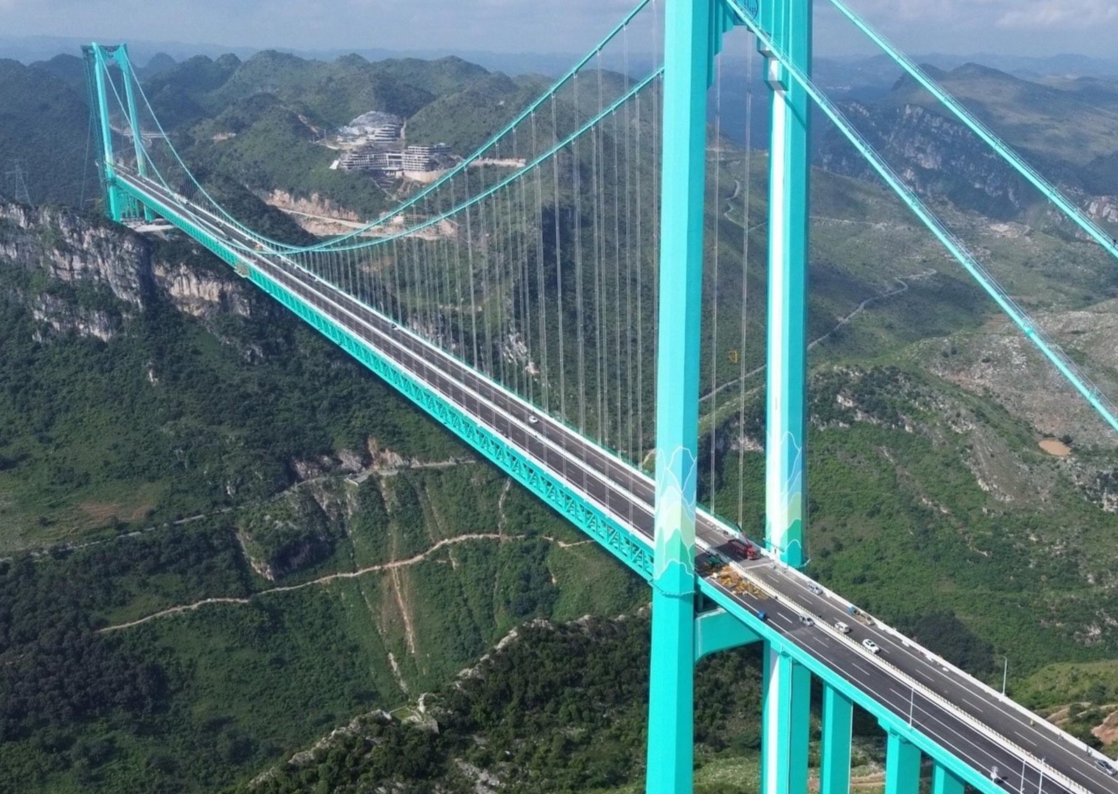 Tiene 2.890 metros de largo y es tan alto que caben dos Torres Eiffel: el megapuente que China levantó en tiempo récord