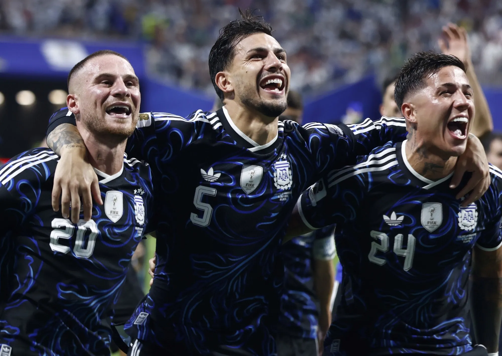La arenga de Leandro Paredes tras el festejo con la bandera "prohibida" ante Inglaterra: "Las Malvinas serán siempre argentinas"