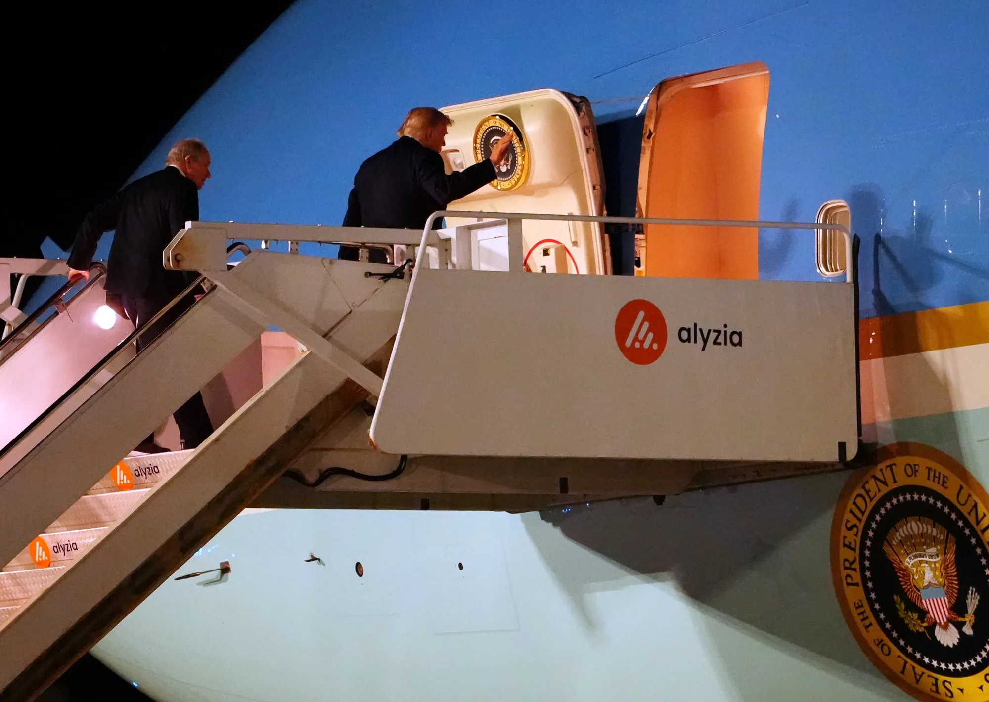 Trump se despide del histórico Air Force One y prepara un polémico avión que le regaló Qatar