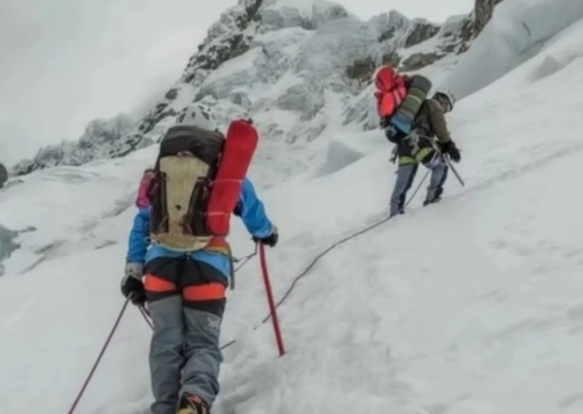 Un muerto y dos heridos tras producirse otra avalancha en la montaña más alta de Perú