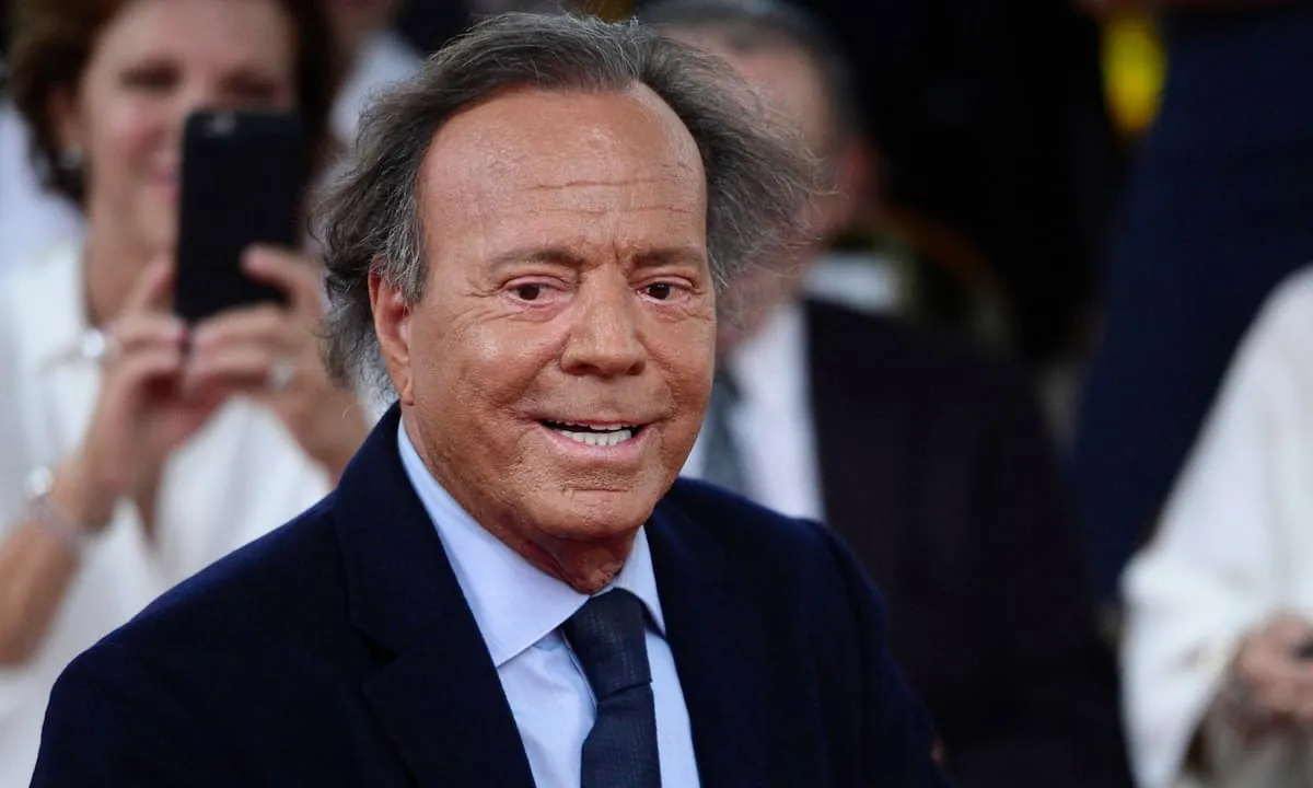 Revés para Julio Iglesias: un fiscal solicitó que se lo investigue por abuso sexual y explotación laboral