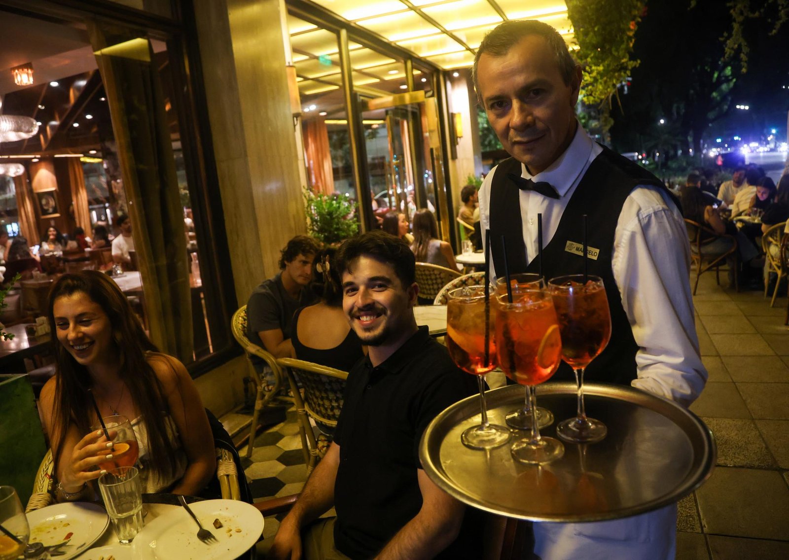 El tradicional café de famosos, políticos y mucha rosca que en la trasnoche ahora copan los jóvenes