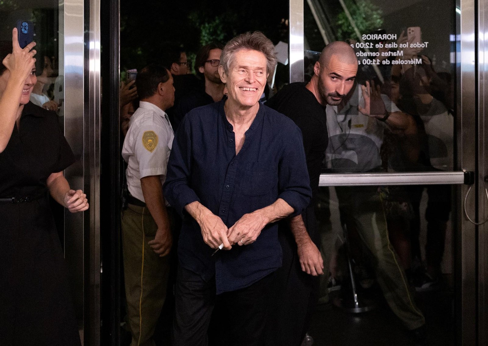 Willem Dafoe, en Argentina: presentó “The Souffleur” en el Malba, posó con una camiseta de Messi y desató la euforia de sus fanáticos