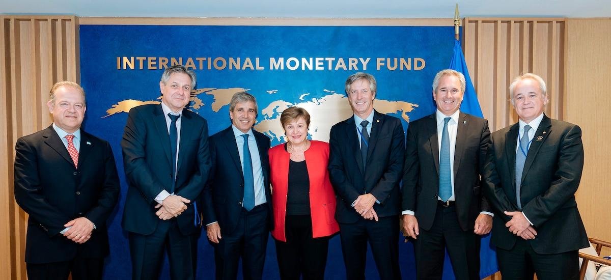 La misión argentina concluyó la revisión con el FMI y regresó al país: cómo sigue el camino al desembolso de USD 1.000 millones