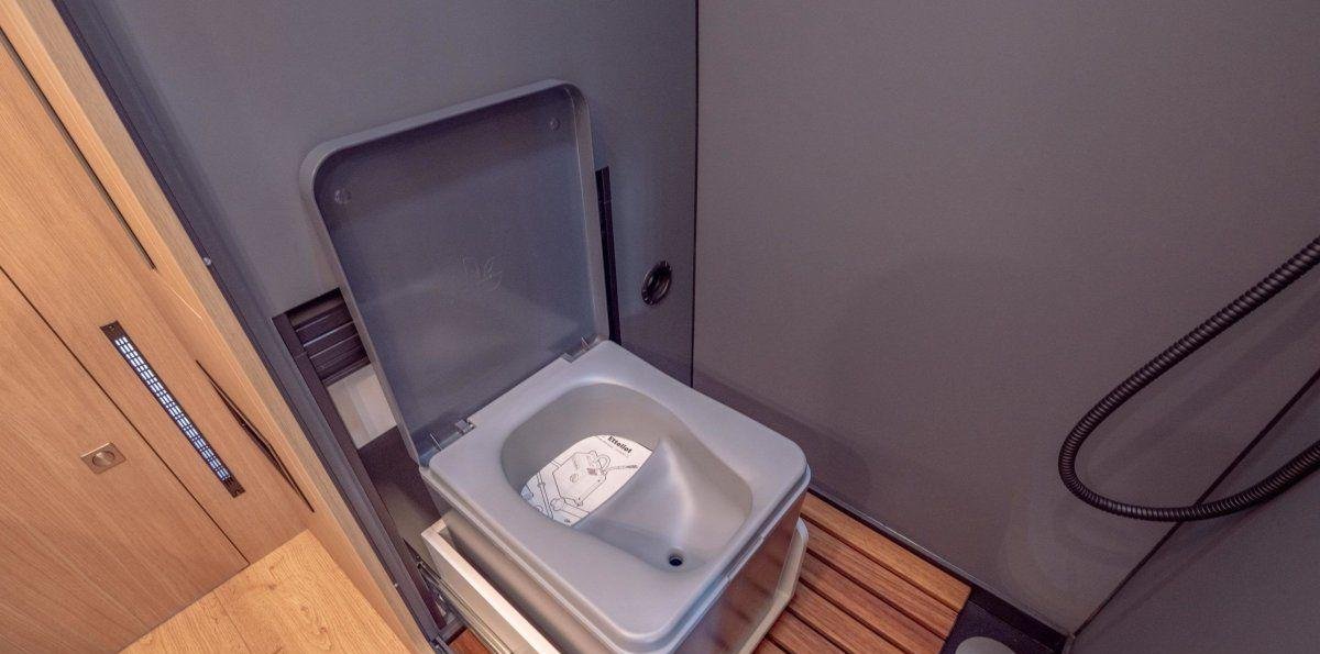 El inodoro portátil que transforma la orina en vapor y es ideal para los viajes largos