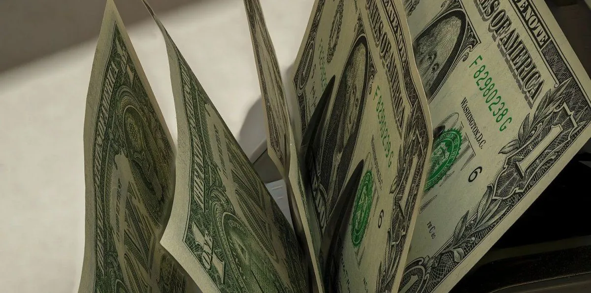 El dólar blue volvió a cerrar debajo de los $1.400 y se mantuvo en mínimos de siete meses