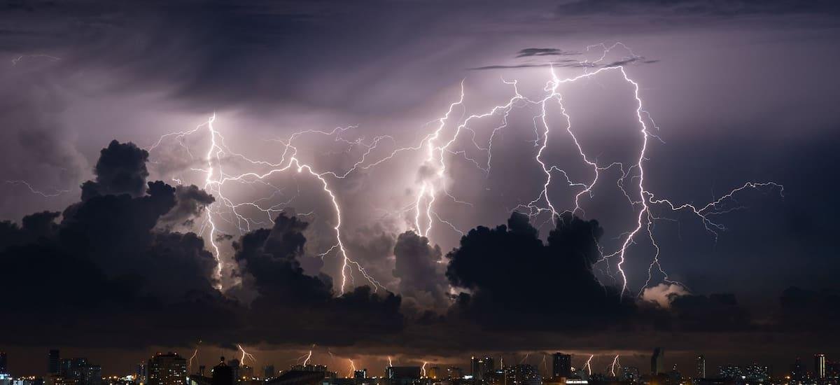 Se acerca el diluvio eléctrico del siglo: advierten por la llegada masiva de tormentas, caída de granizo grande y ráfagas de viento de hasta 113 k/ph