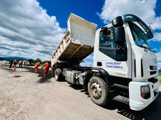 Un gobernador fue a la Justicia y Vialidad empezГі a bachear una ruta nacional en su provincia
