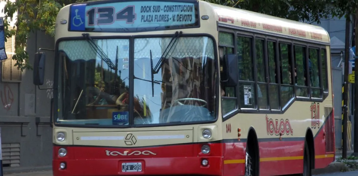 Tragedia en Villa Devoto: Una joven murió atropellada al bajar de un colectivo
