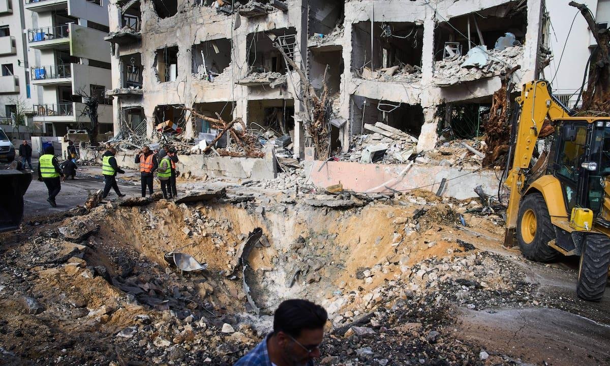 Ataques israelíes sacuden Teherán mientras Irán amplía sus contraataques