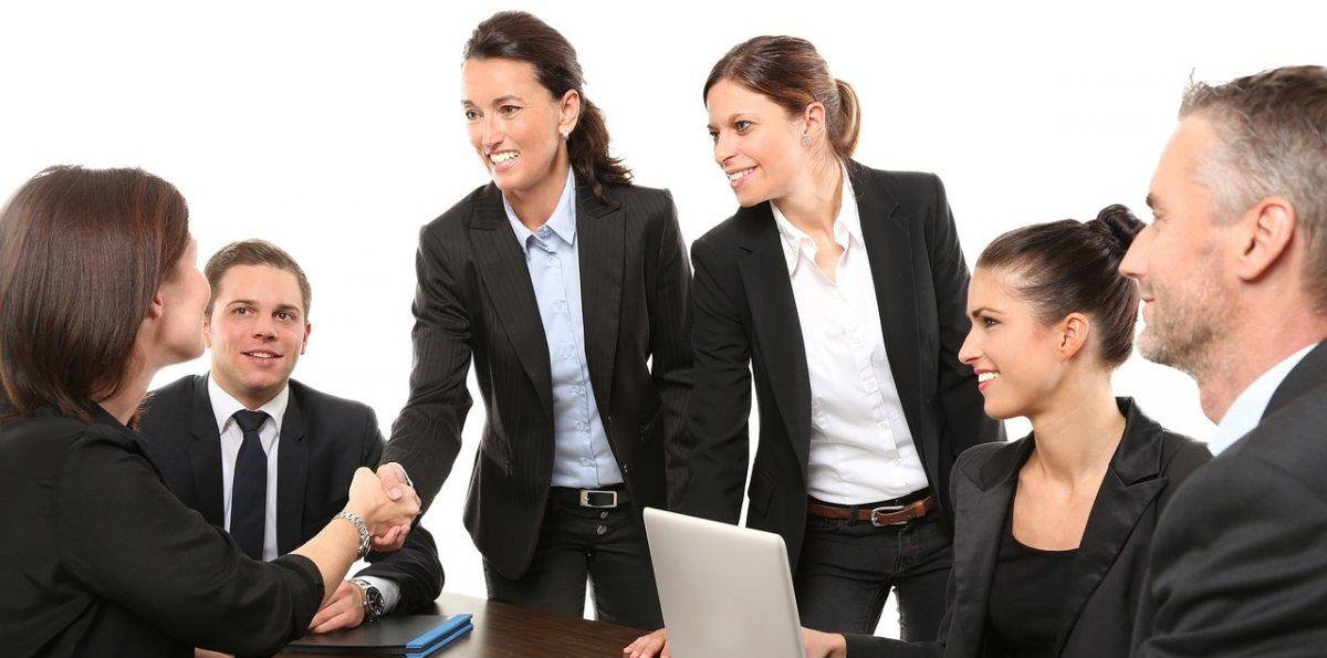 La presencia de mujeres en puestos directivos cayó en 2026 a nivel global