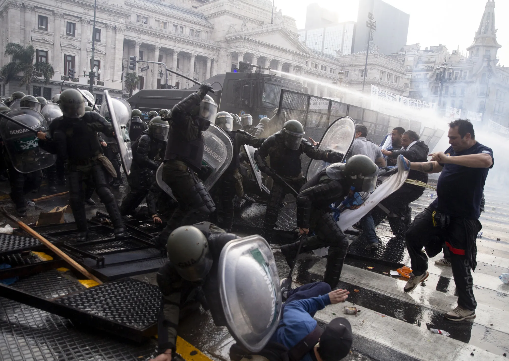 Uno de los detenidos por los incidentes tras el debate de la Ley Bases ofreció pagar 250 mil pesos para suspender el juicio: fue rechazado