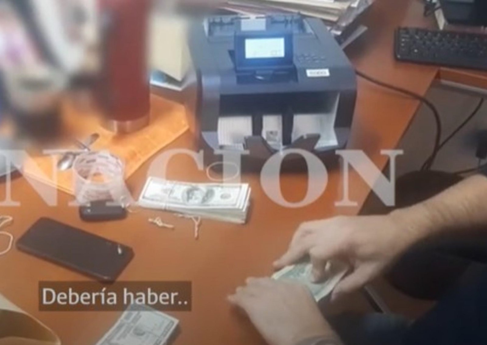 Aparecen nuevos videos de la mano derecha de Pablo Toviggino contando fajos de dólares en una financiera