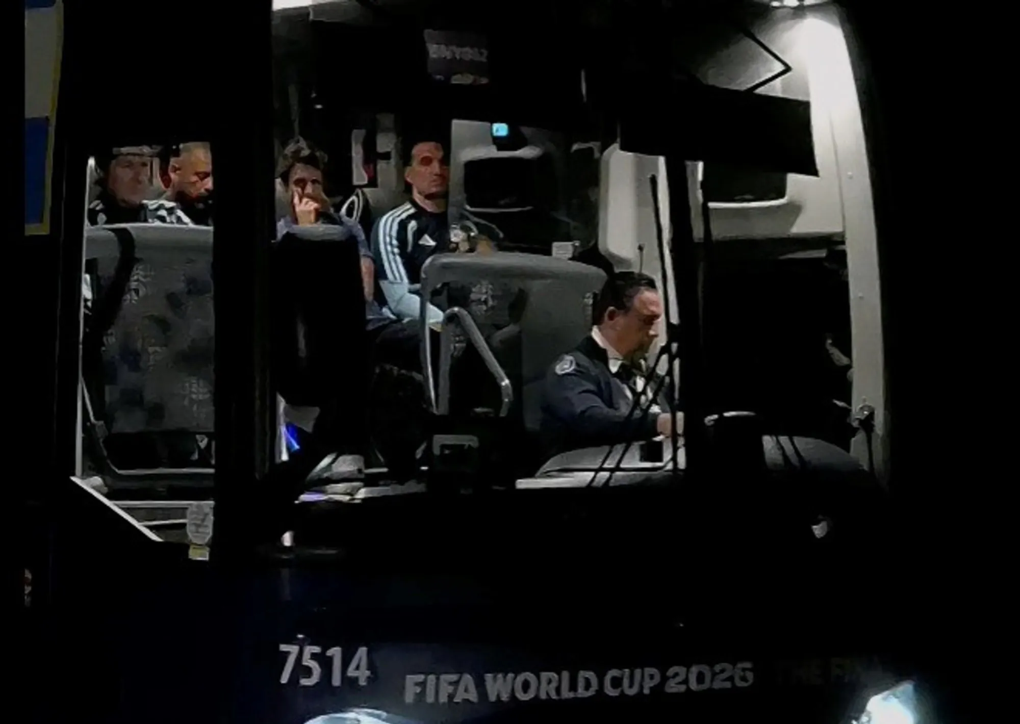 La Selección vuela hacia la Argentina: la caminata solitaria de un Scaloni emocionado y una despedida triste
