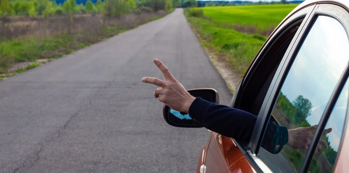 Qué significa manejar con el brazo apoyado fuera de la ventanilla según la psicología