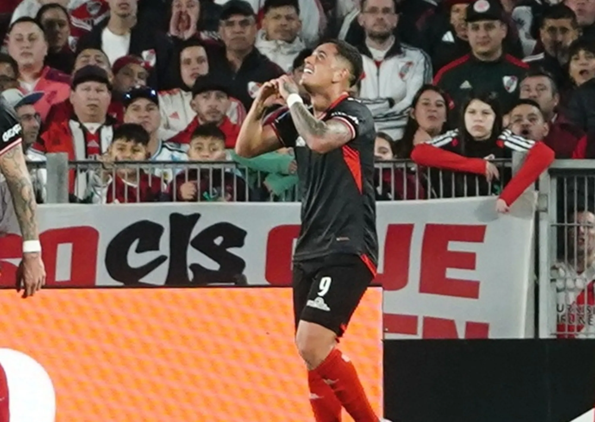 Acusan de violencia de género al futbolista que le dio el triunfo a Barracas Central frente a River: qué dijo el club