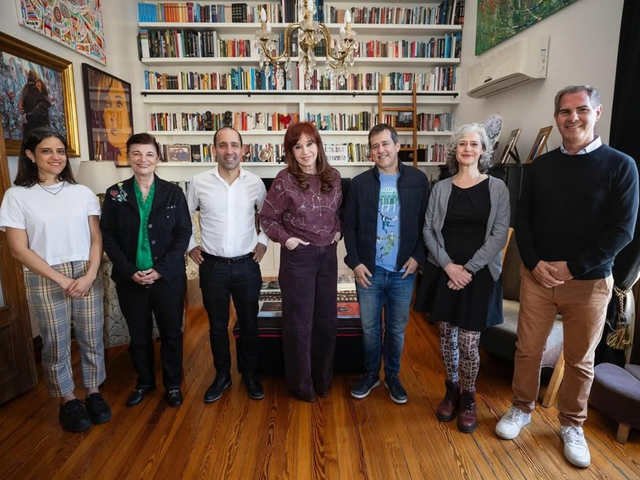 La puerta abierta de la prisiГіn domiciliaria de Cristina Kirchner: recibiГі al menos 77 visitas en los Гєltimos 80 dГ­as