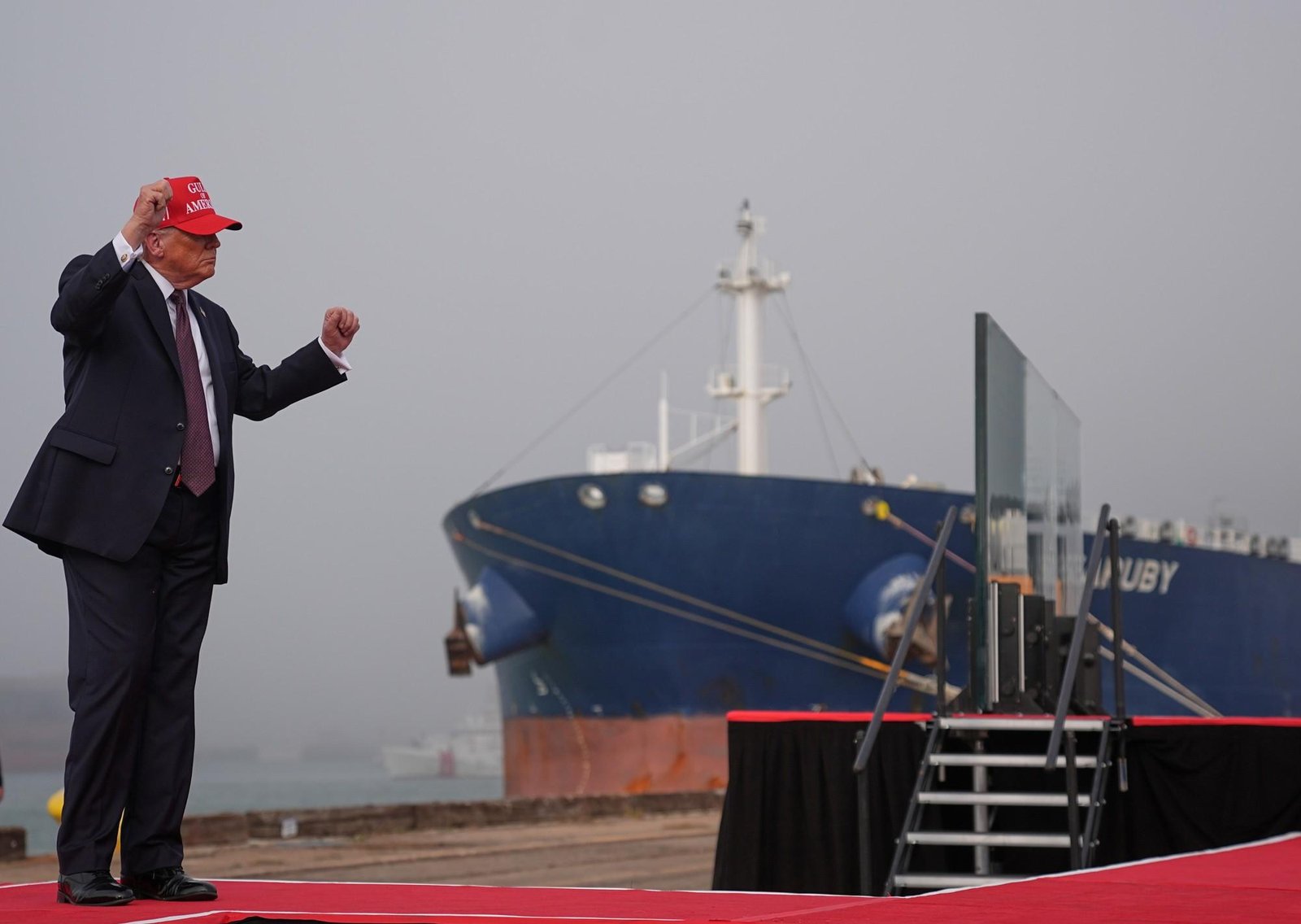 Donald Trump dice que “no está contento” con las conversaciones con Irán y crecen los temores a un ataque de EE.UU.