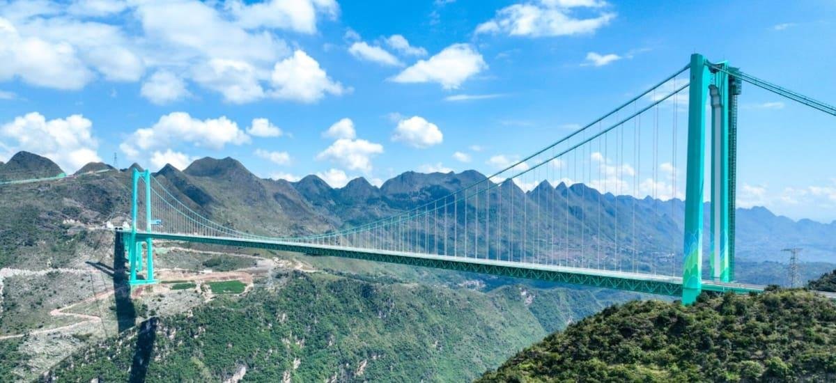 Un puente entre las nubes: inauguran una megaestructura a 625 metros sobre el valle que reduce un viaje de dos horas a apenas dos minutos