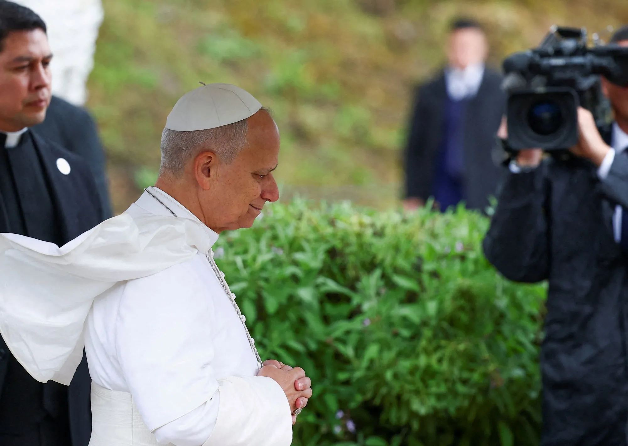 "Dios no está con los prepotentes ni los soberbios", afirma el Papa desde Argelia en plena pelea con Trump
