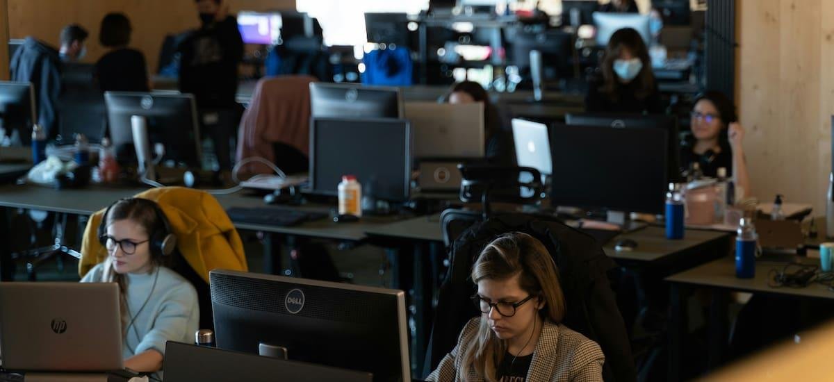 El #8M y la ilusión corporativa: los tres errores que frenan la verdadera inclusión femenina