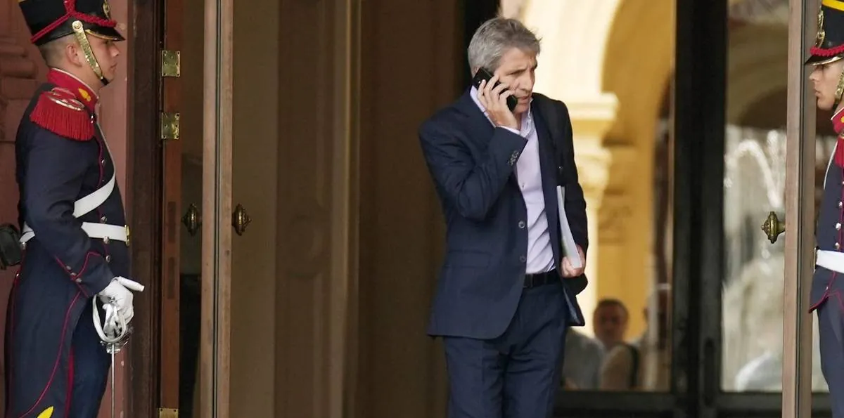 El anuncio de Luis Caputo que sigue de cerca el FMI: el mal dato de junio