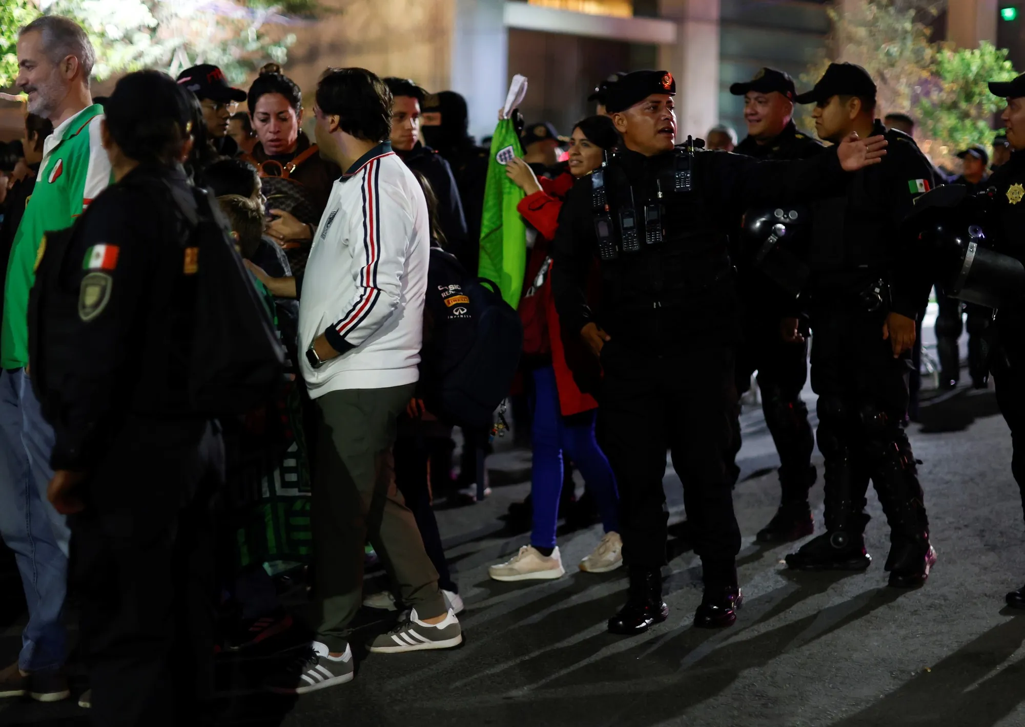 Disturbios en los alrededores del hotel donde está Inglaterra: la Policía desaloja de prepo a decenas de hinchas mexicanos