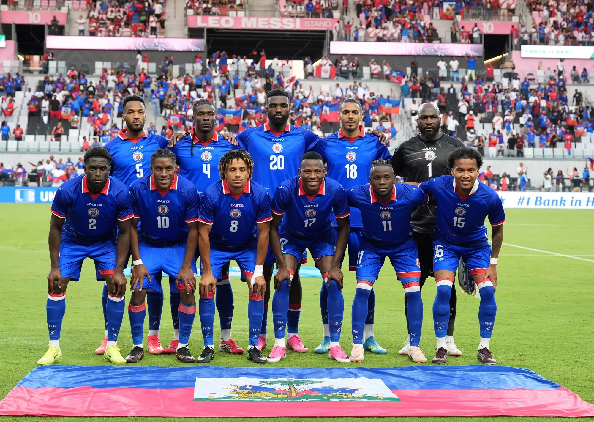 Otra decisión polémica de la FIFA: Haití debe cambiar su camiseta por cuestiones políticas tras su particular diseño