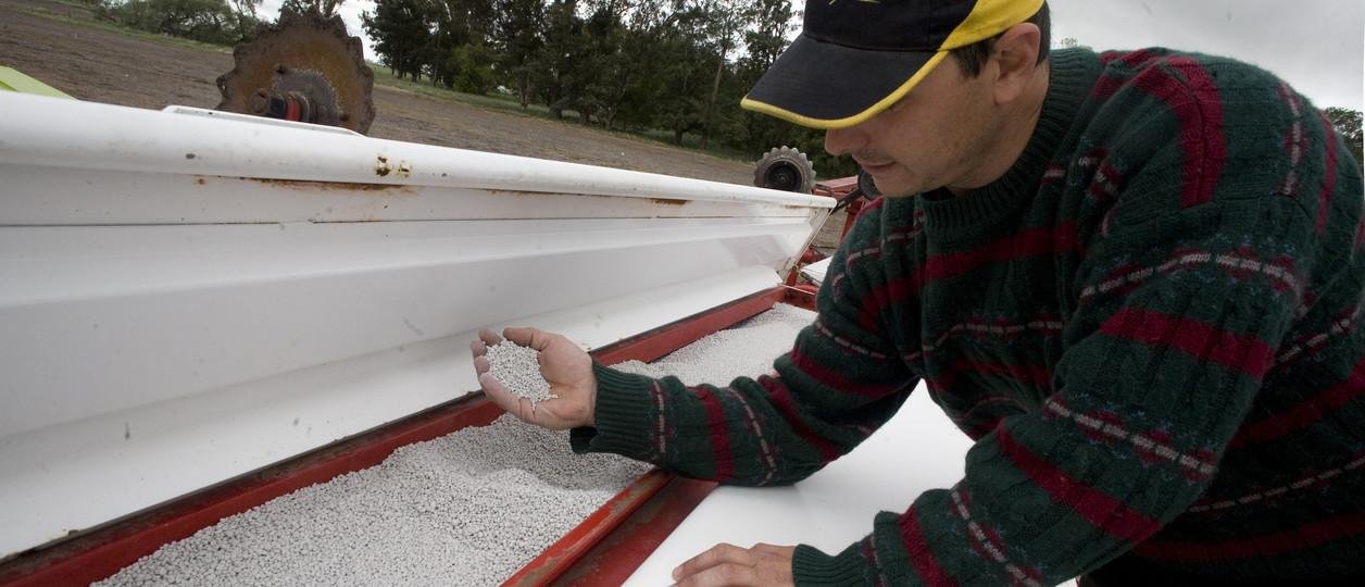 Guerra en Medio Oriente: un insumo clave para el campo dio un salto de 100 dólares por tonelada